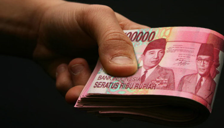 memiliki banyak uang
